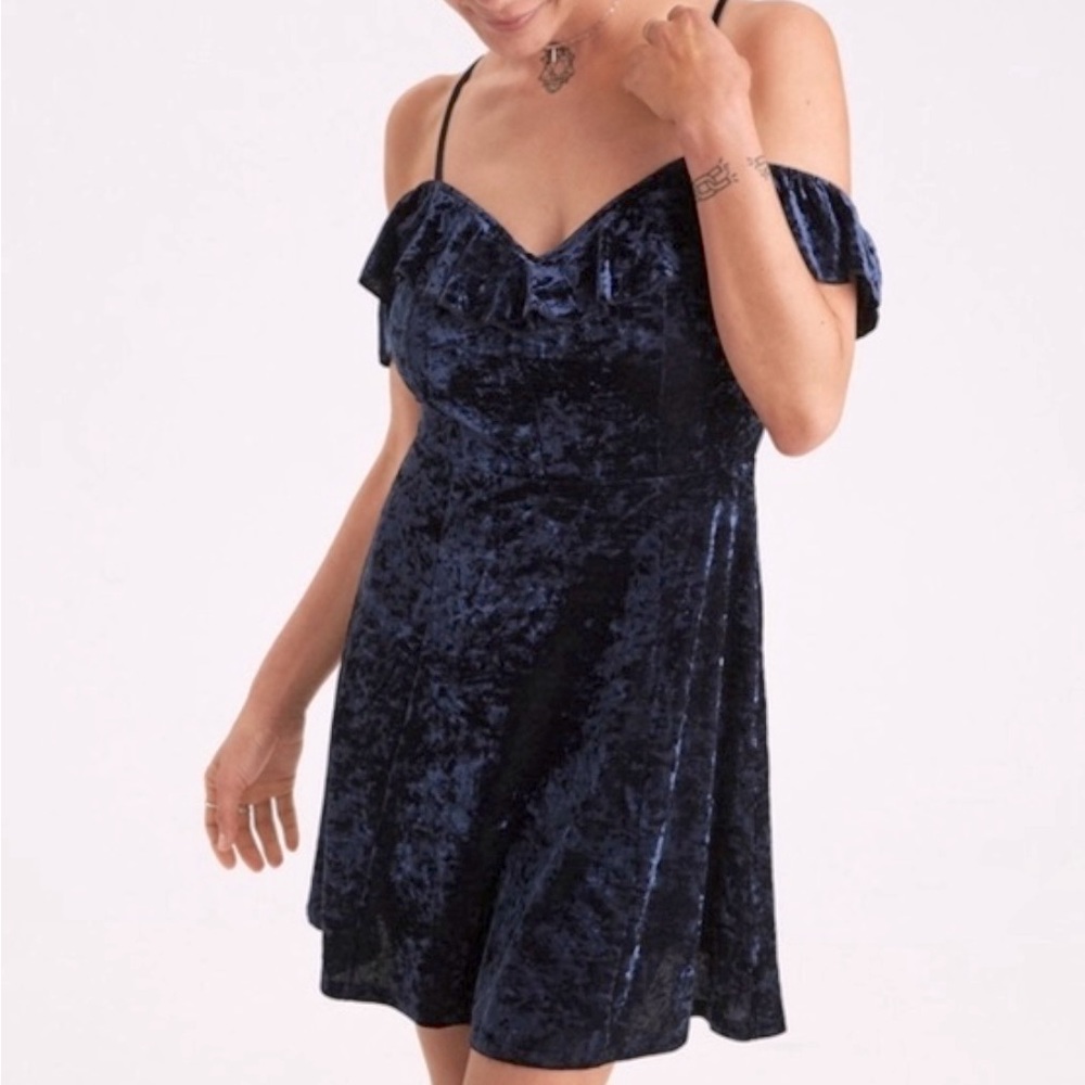AMERICAN EAGLE • Sz. M blue crushed velvet off the shoulder dress